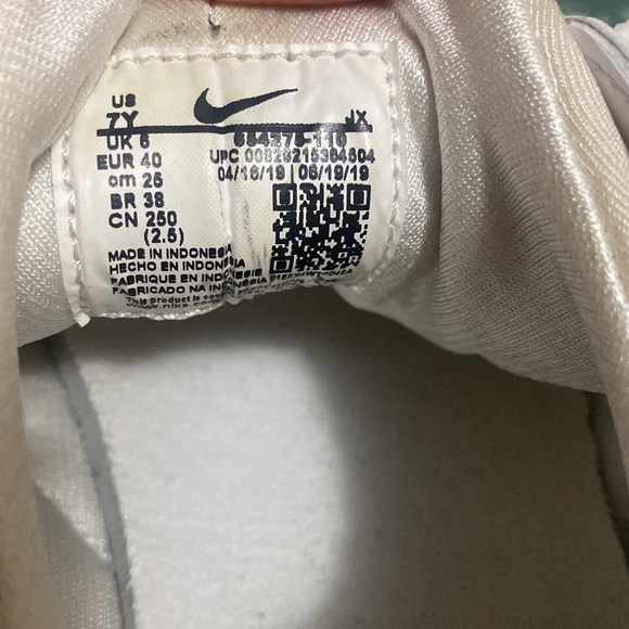 Nike Huarach - Red & White pairs - No Nike box. Only worn 1 time by my child. - Picture 13 of 15